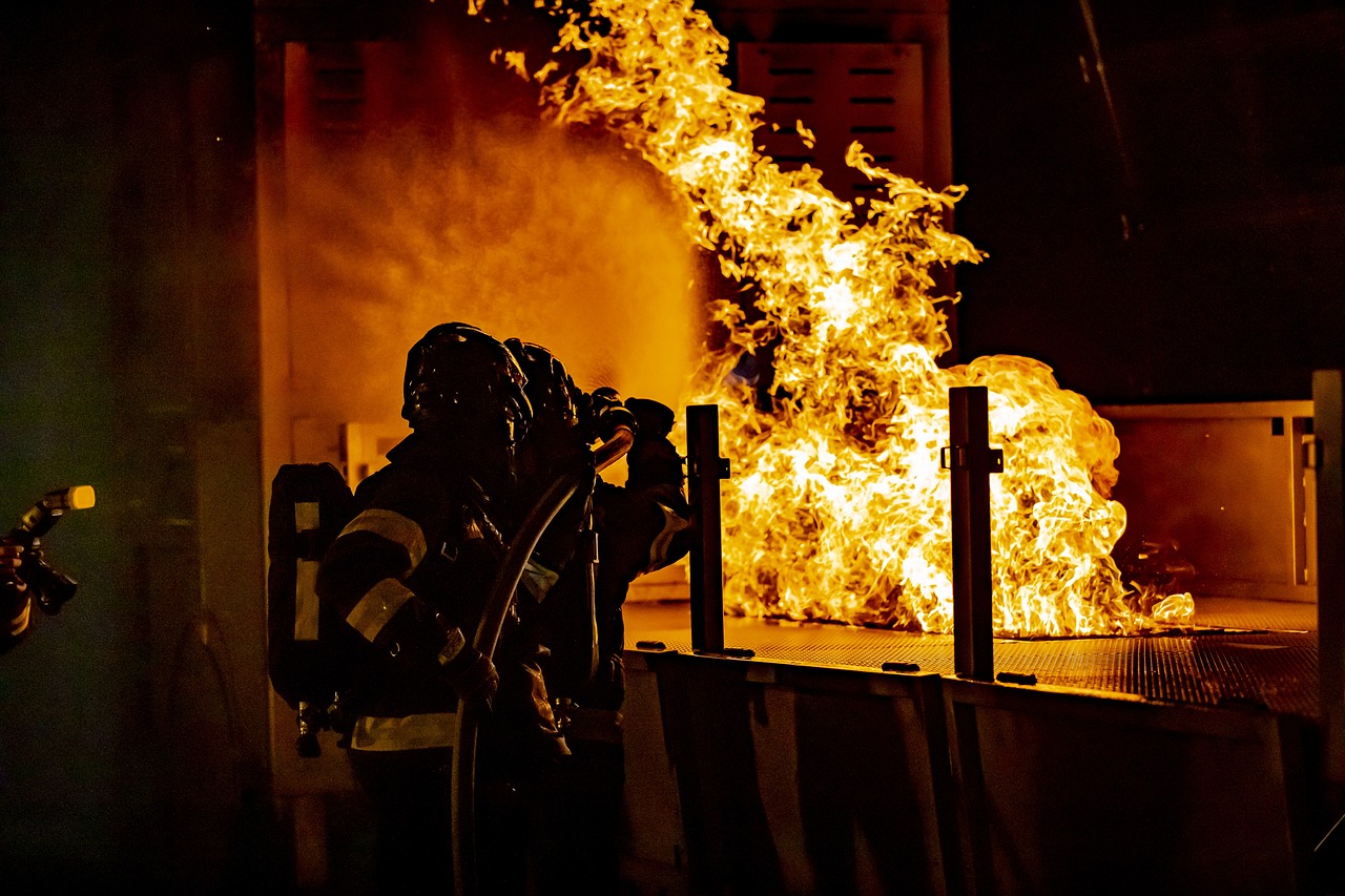Elektrogeräte auf feuerfeste Unterlage stellen